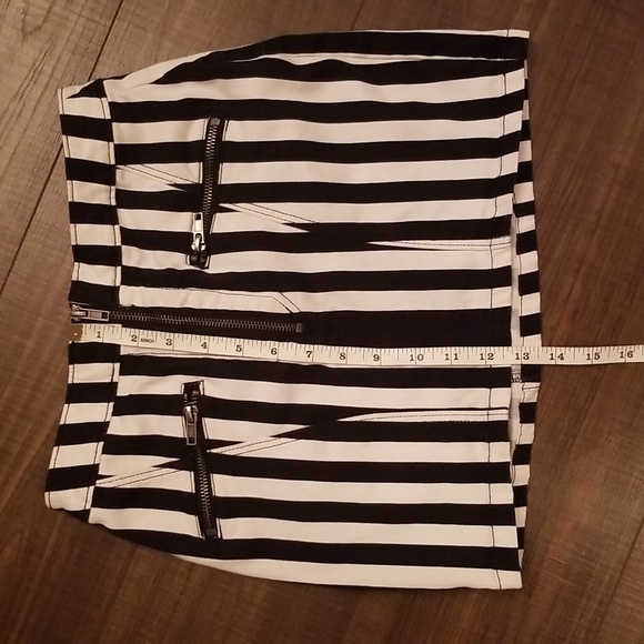 H & M Divided black and white striped mini skirt - Picture 5 of 5
